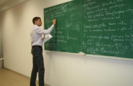 KTU viešėjęs Kalifornijos universiteto matematikas Kęstutis Česnavičius: „Daug sunkiau išmokyti moksleivius kūrybingumo, nei priversti juos „iškalti“ formules“