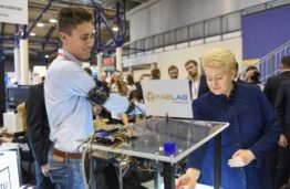 KTU stendas „Išmanioje Lietuvoje“: skonių ir spalvų testas, robotai ir virtuali realybė.
